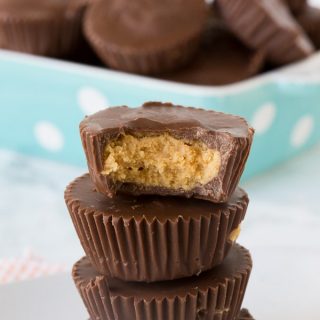 Homemade Peanut Butter Cups - Reese's peanut butter cups might be the best candy ever, but make them at home with just a handful of ingredients. So easy!