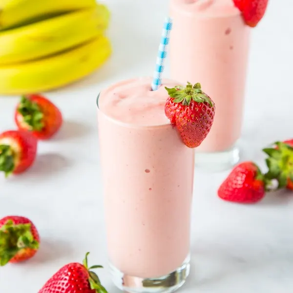 Strawberry Pineapple Smoothie - An easy and refreshing smoothie you can make in just minutes.  A homemade version of the Jamba Juice Aloha Smoothie that is perfect for snacking or breakfast.