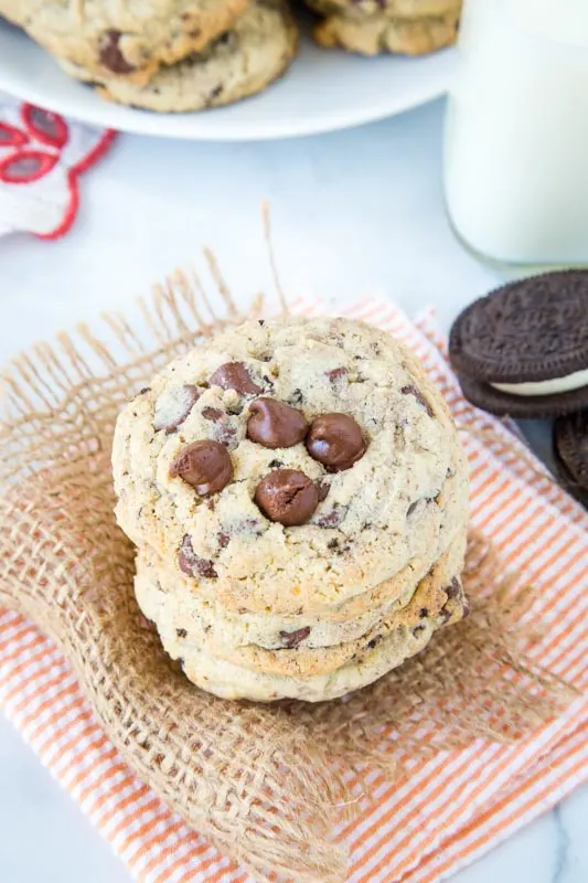 Oreo pudding cookies with chocolate chips and cookies n' cream candy