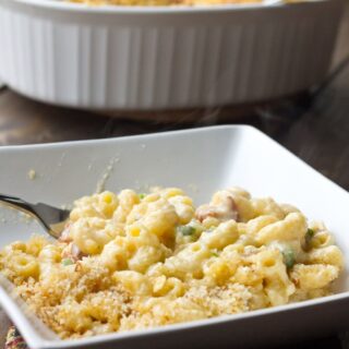Jalapeno Bacon Mac N' Cheese - Creamy comfort food at its best. Mac n' Cheese with spicy jalapenos and smokey bacon. Delicious and comforting!