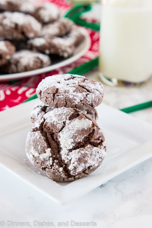 A close up chocolate crinkle cookies