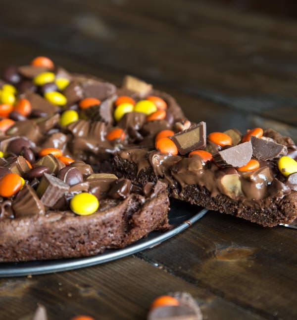 Peanut Butter Brownie Pizza - fudgy brownie topped with peanut butter cups and other candy