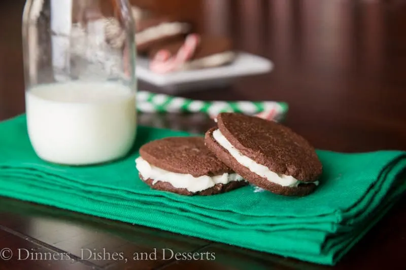 peppermint sandwich cooklis on a plate