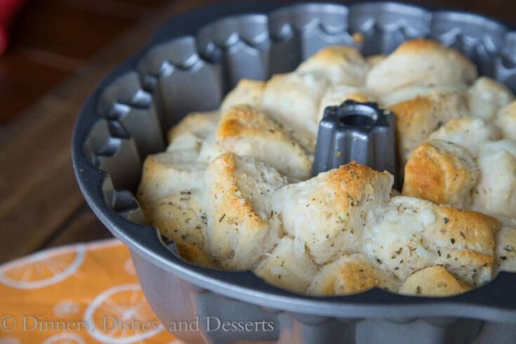 Cheesy Garlic Pull Apart Bread - quick and easy side dish any night of the week {Dinners, Dishes & Desserts}