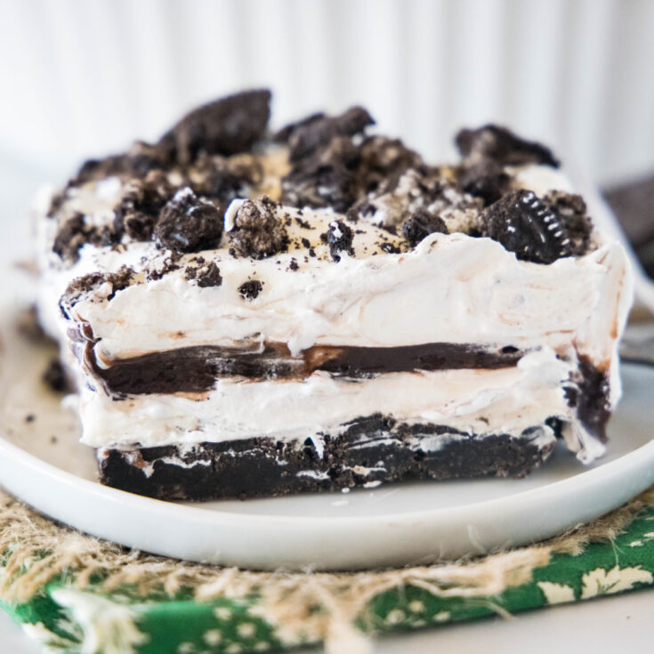 Close up of a slice of Oreo squares on a plate