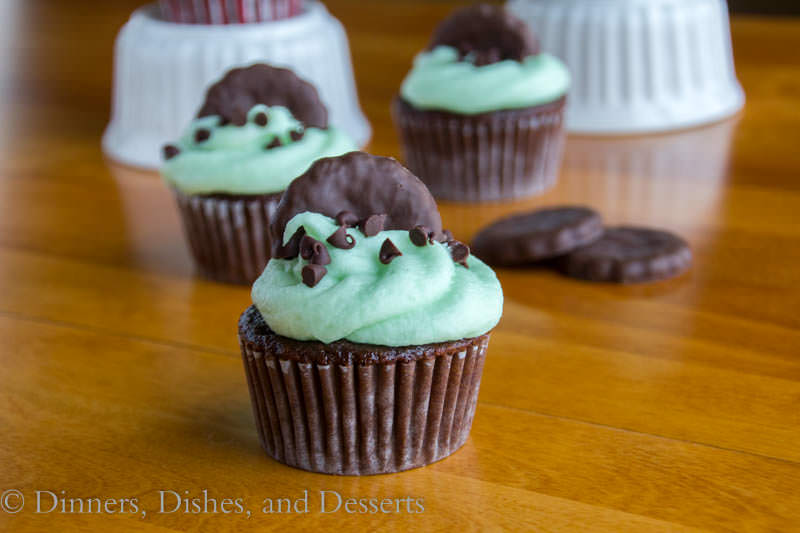 Grasshopper Cupcakes {Dinners, Dishes, and Desserts}
