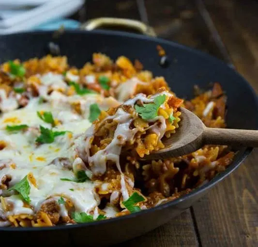 Pizza Pasta Skillet – turn pizza night into a 20 minute, super easy pasta dinner that everyone will go crazy for. 