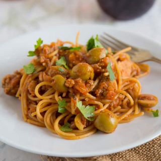 Spanish Spaghetti with Olives - a Spanish twist on your classic spaghetti with meat sauce! A quick and easy dinner the whole family will love!