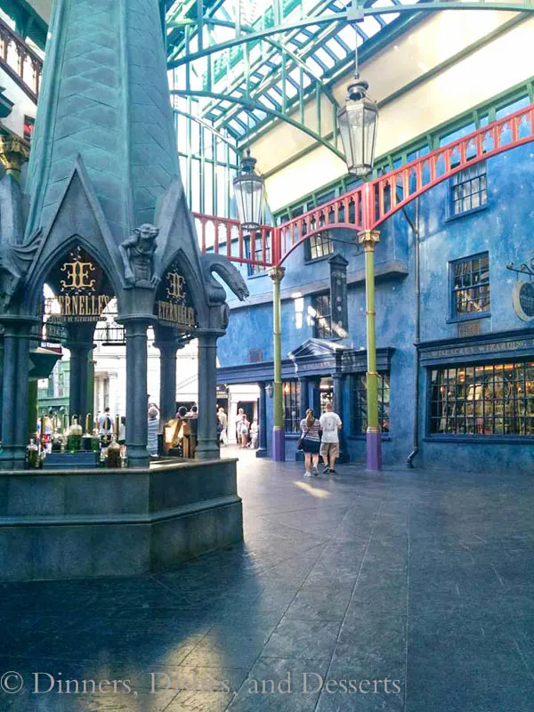 Universal Studios Orlando - walking through Diagon Alley 