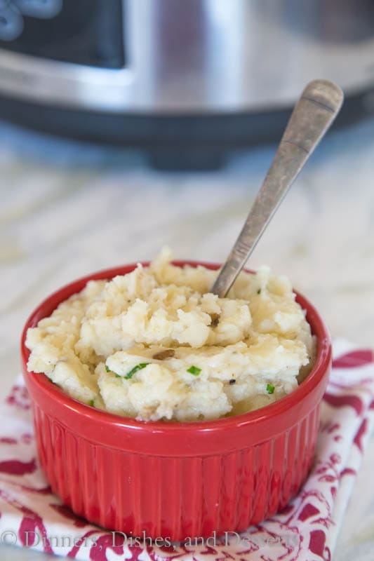 https://dinnersdishesanddesserts.com/wp-content/uploads/2015/11/Slow-Cooker-Mashed-Potatoes-2.jpg