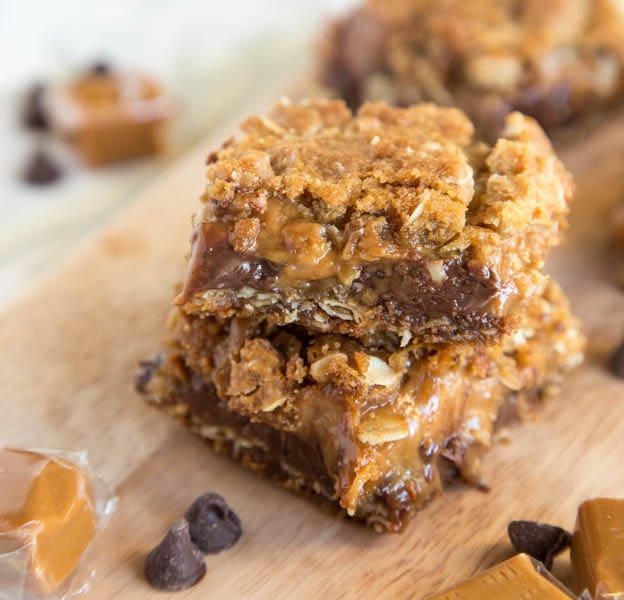 Caramelitas - An easy bar cookie with a buttery oatmeal cookie base and filled with chocolate and gooey caramel.