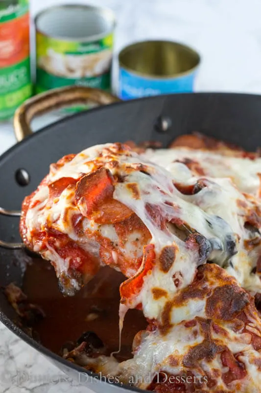 One Pan Pizza Chicken - get all the flavor of pizza in a one pan chicken dinner! Super easy recipe to get you through those tough weeknights.