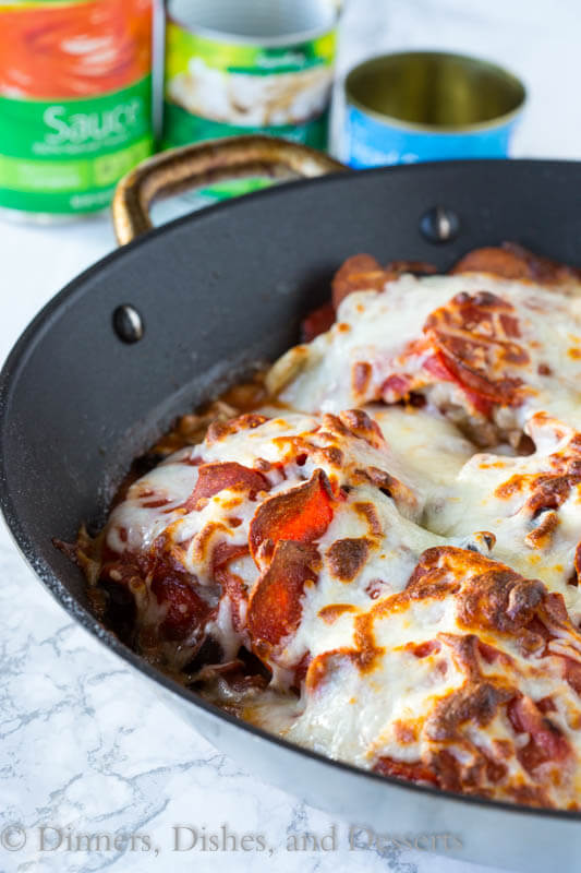 One Pan Pizza Chicken - get all the flavor of pizza in a one pan chicken dinner! Super easy recipe to get you through those tough weeknights.