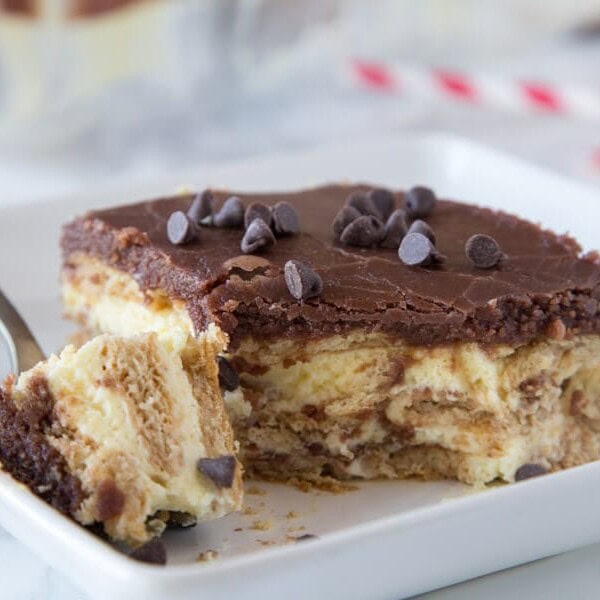 Boston Cream Pie Ice Box Cake - all the flavors of the infamous Boston Cream Pie in a quick and easy ice box cake. Great for those hot days when you don't want to turn on the oven, or when you just don't want to do all the work!