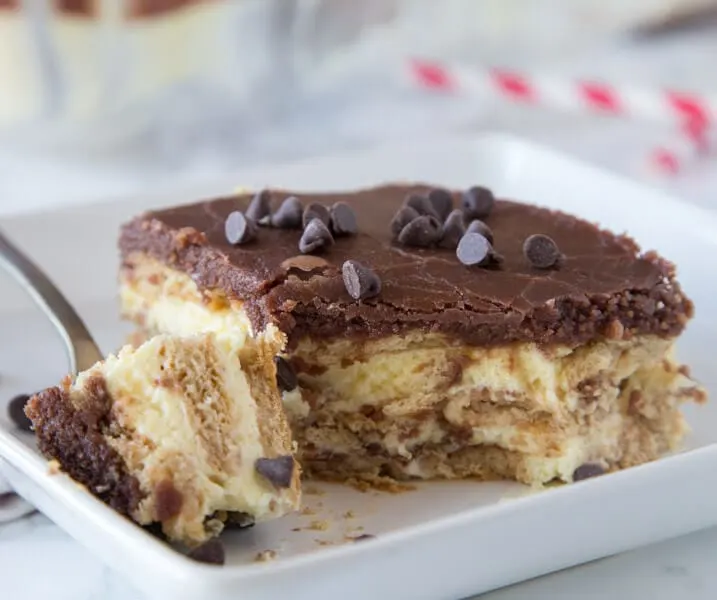 Boston Cream Pie Ice Box Cake - all the flavors of the infamous Boston Cream Pie in a quick and easy ice box cake. Great for those hot days when you don't want to turn on the oven, or when you just don't want to do all the work!