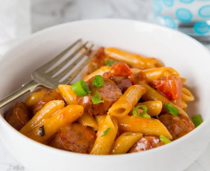 One Pan Cheesy Sausage Pasta - get dinner on the table with these easy pasta recipe. Just one pan, 20 minutes, and you are done!