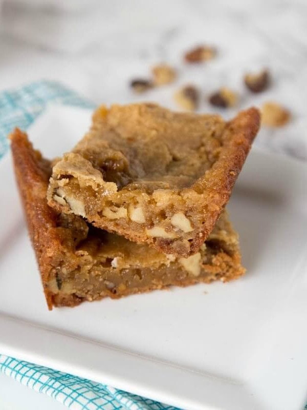 Walnut Blondies - rich and butter blondies filled with walnuts. The perfect treat to enjoy with a cup of tea!