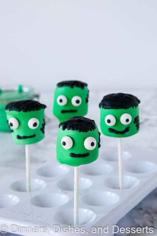 Frankenstein Marshmallow Pops - an easy and fun treat to make this Halloween. Super cute and the kids will love them!