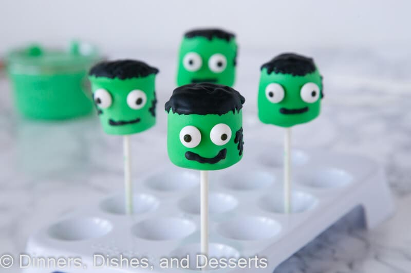 Frankenstein Marshmallow Pops - an easy and fun treat to make this Halloween. Super cute and the kids will love them!