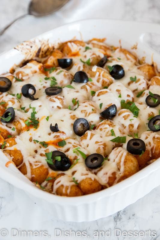 A dish of a pizza tater tot casserole