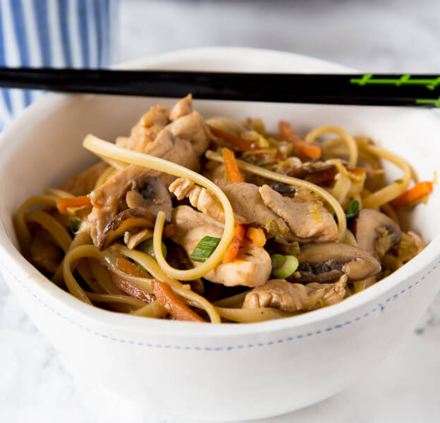 Chicken Lo Mein - make your own take out at home with this super easy Chinese chicken lo mein recipe. Full of lots of veggies, 20 minutes, and dinner is done!