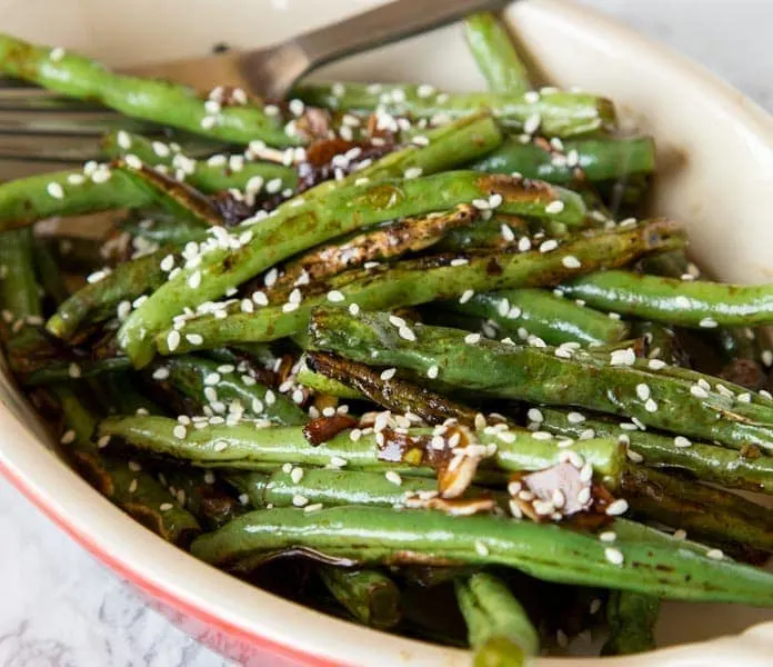 roasted green beans in a dis with sesame seeds