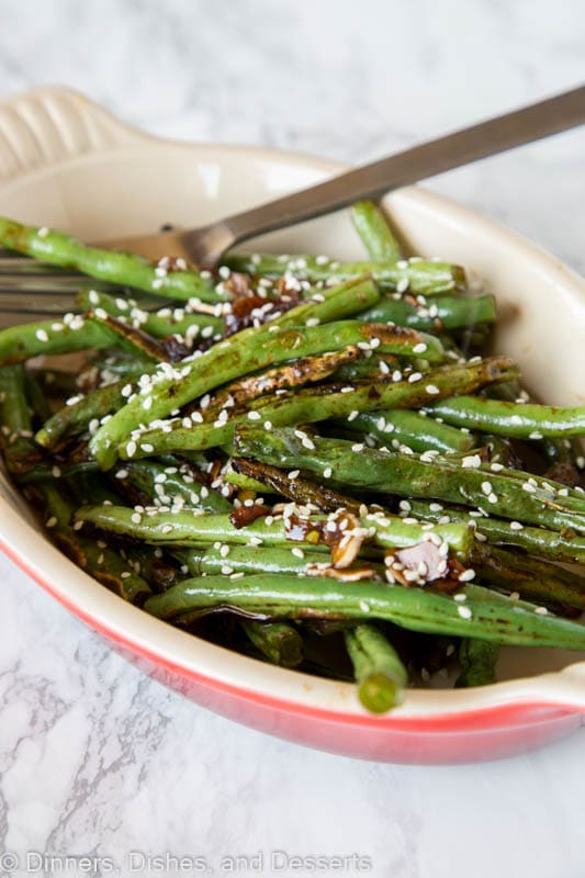 roasted green beans in a dis with sesame seeds