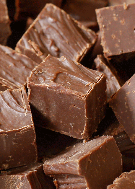 Easy Chocolate Peanut Butter Fudge {Barefeet in the Kitchen}