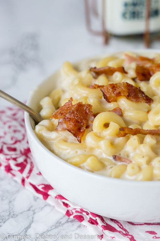 A close up of a mac and cheese with bacon