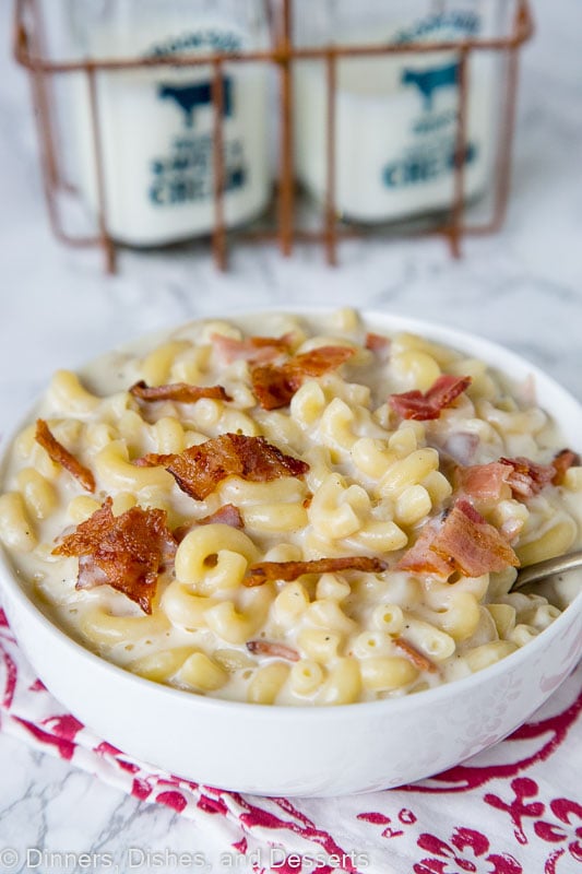 A bowl of macaroni and cheese with pieces of bacon
