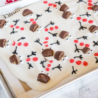 Melted Snowman Bark - get in the holiday spirit with this super easy, super adorable candy recipe. Serve as one full tray and let everyone break off their own snowman, or package up to give as a darling holiday present.
