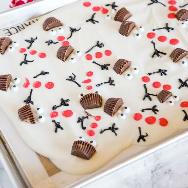 Melted Snowman Bark - get in the holiday spirit with this super easy, super adorable candy recipe. Serve as one full tray and let everyone break off their own snowman, or package up to give as a darling holiday present.