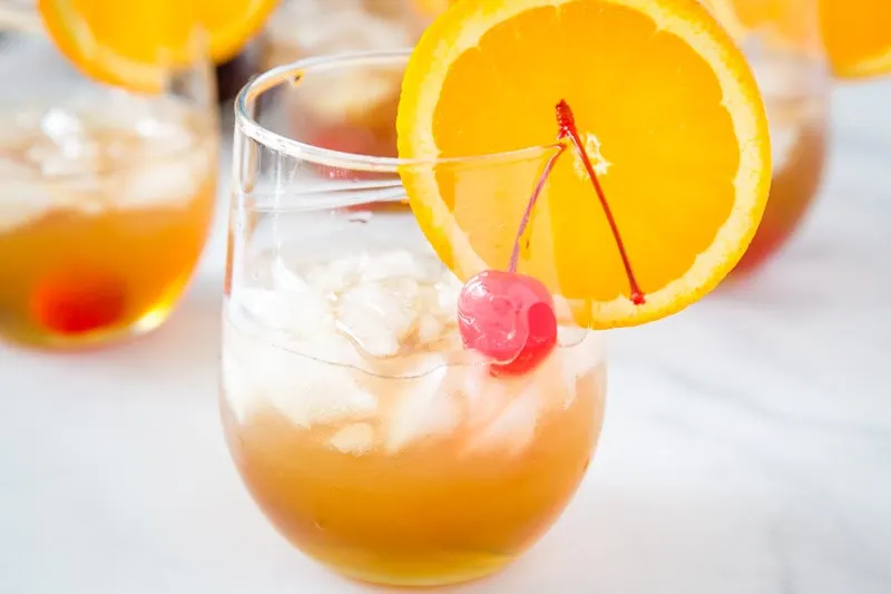 Amaretto Sour Recipe - a classic cocktail that is so easy to make an absolutely delicious! With just 4 ingredients it is so simple to make, it will become your go-to cocktail!  