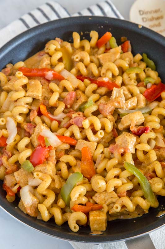 Easy mexican pasta made in one pan and tastes like Chicken Fajitas
