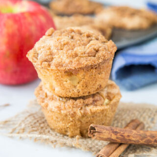 Apple Cinnamon Muffins - a great easy muffin loaded with apples and plenty of cinnamon. They are completely with a cinnamon struesel topping and make for a delicious breakfast or brunch!