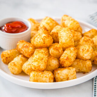Air Fryer Tater Tots - make the BEST tater tots in the air fryer with this fool proof method. Frozen tater tots will turn out crispy and delicious every time!