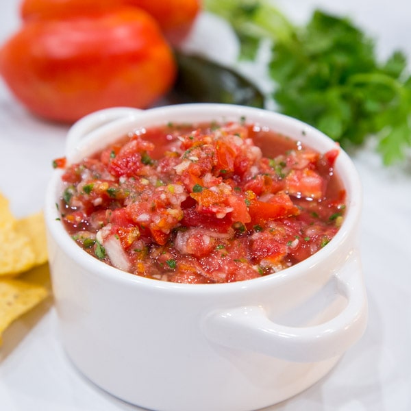 Fresh Salsa Recipe - the best fresh tomato salsa with just a handful of ingredients. So easy to make it will be on repeat with all those tomatoes from the garden!