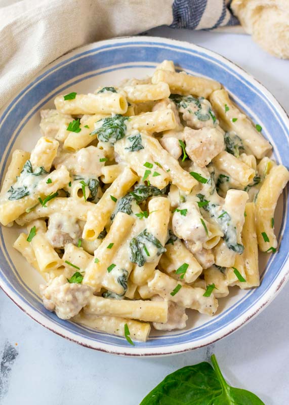 chicken alfredo with spinach in a bowl