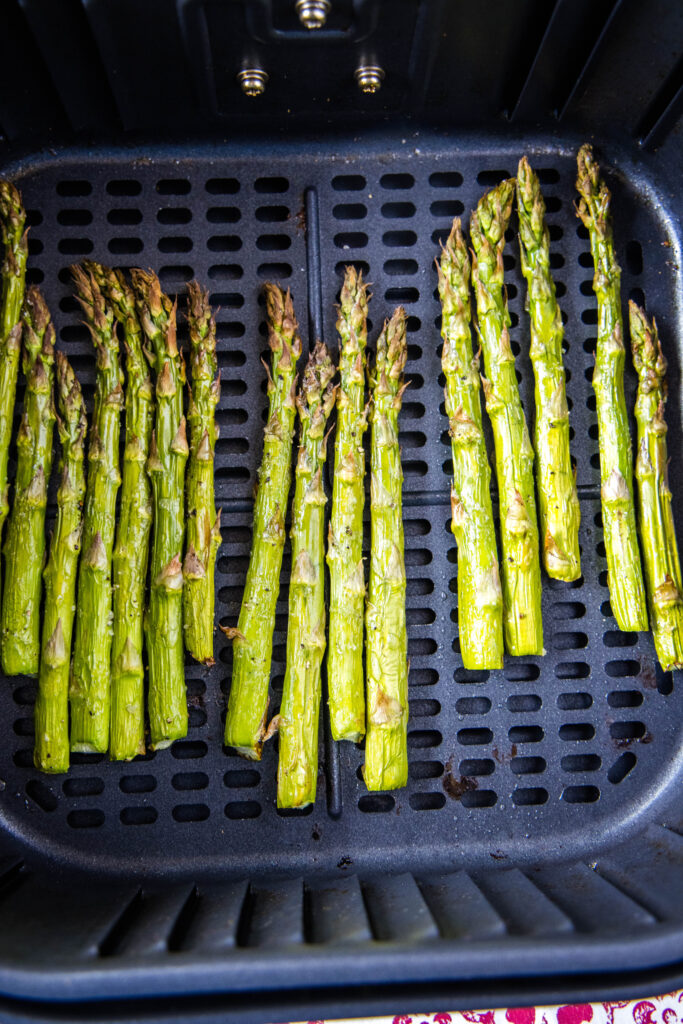 cooked asparagus in air fryer basket