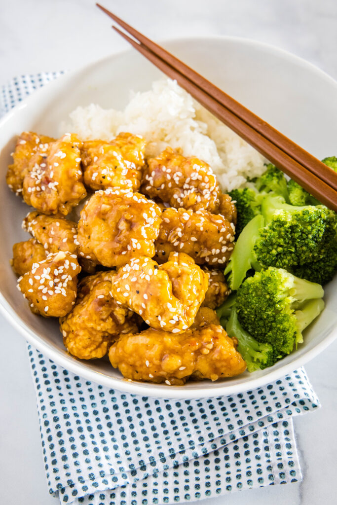 crispy sesame chicken with broccoli and white rice