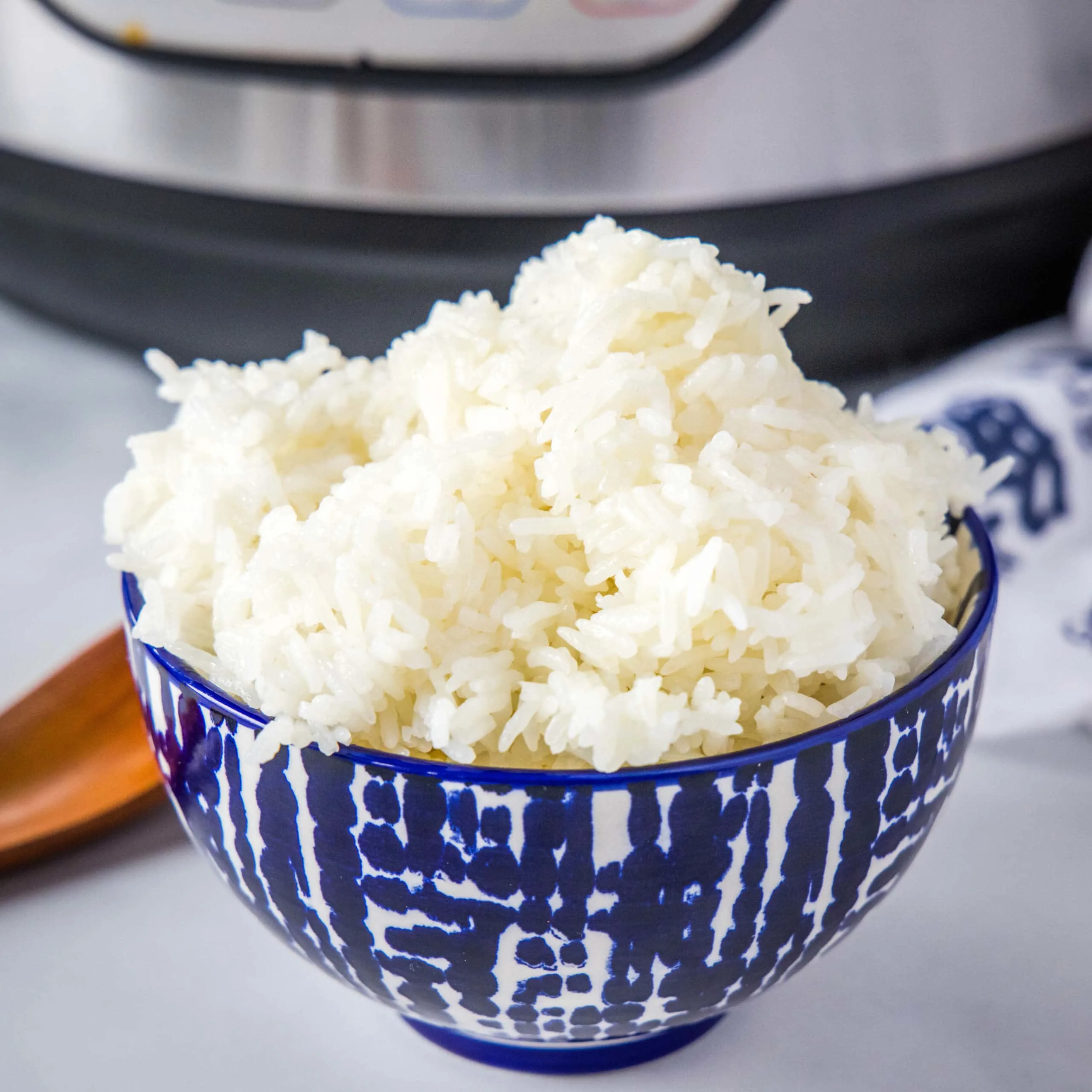 close up of bowl of white rice