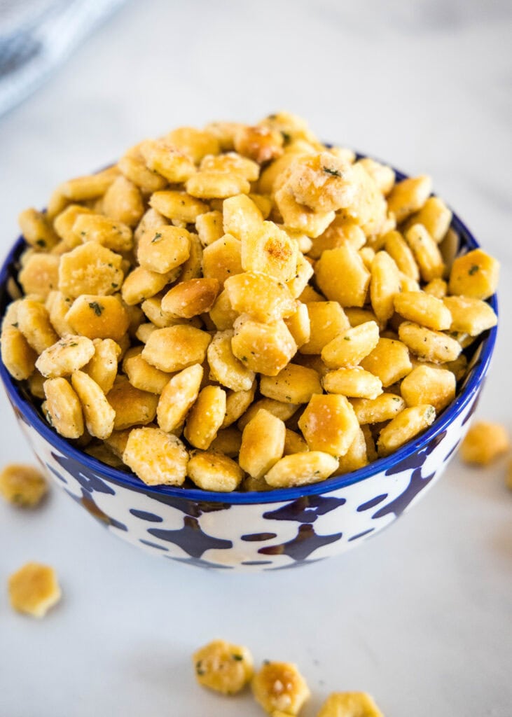 hidden valley ranch oyster crackers in a blue bowl