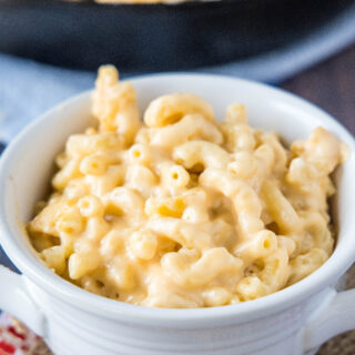 close up of mac and cheese in a bowl