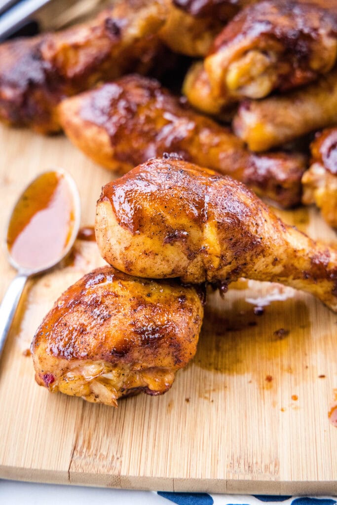 Pernas de frango defumado em uma tábua de corte