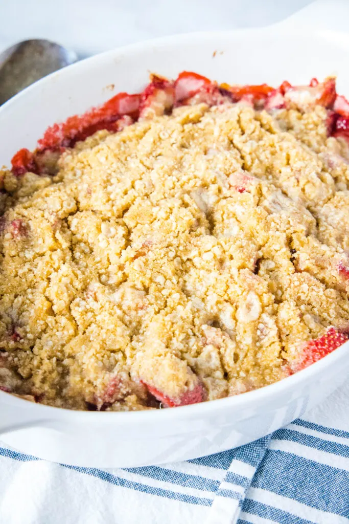 golden brown crumb topping on strawberry crumble