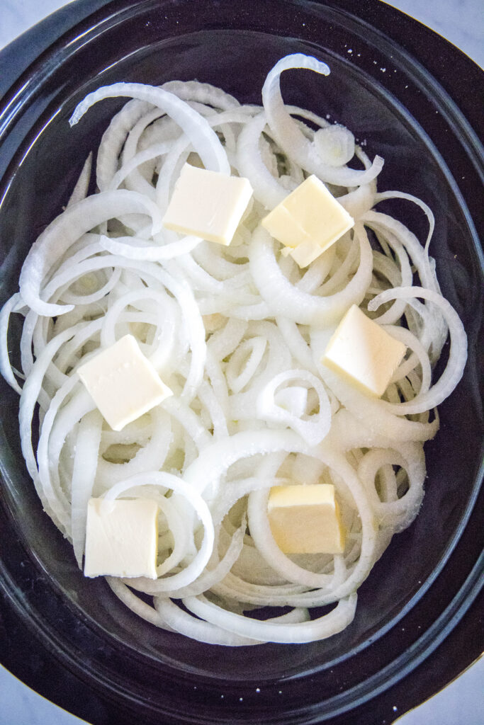 sliced ​​onions and butter in a slow cooker