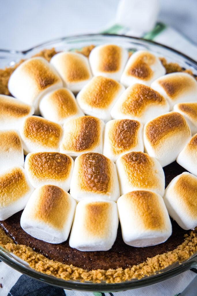 toasted marshmallows in s'mores pie