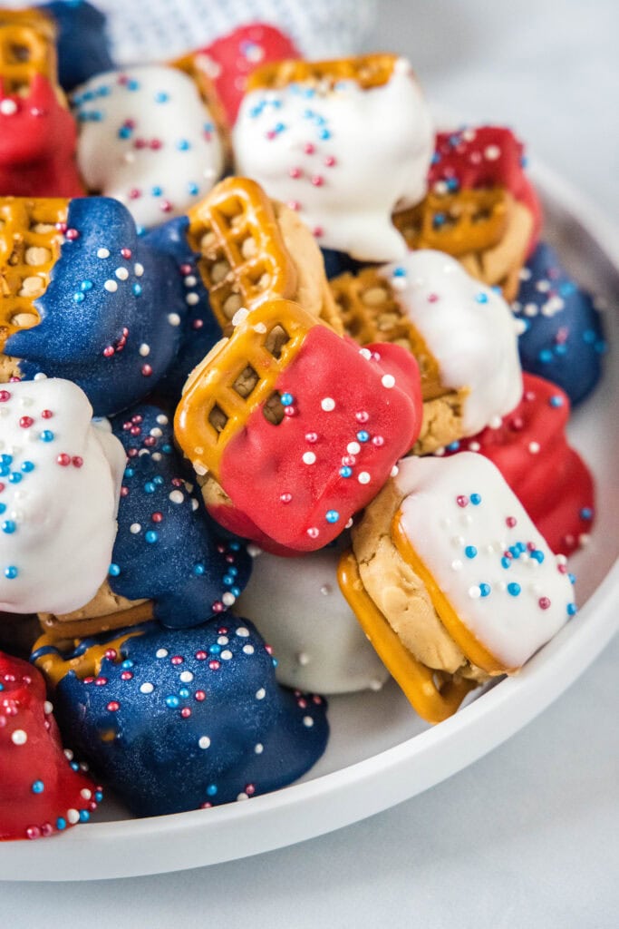 red white and blue peanut butter pretzel bites on a tray