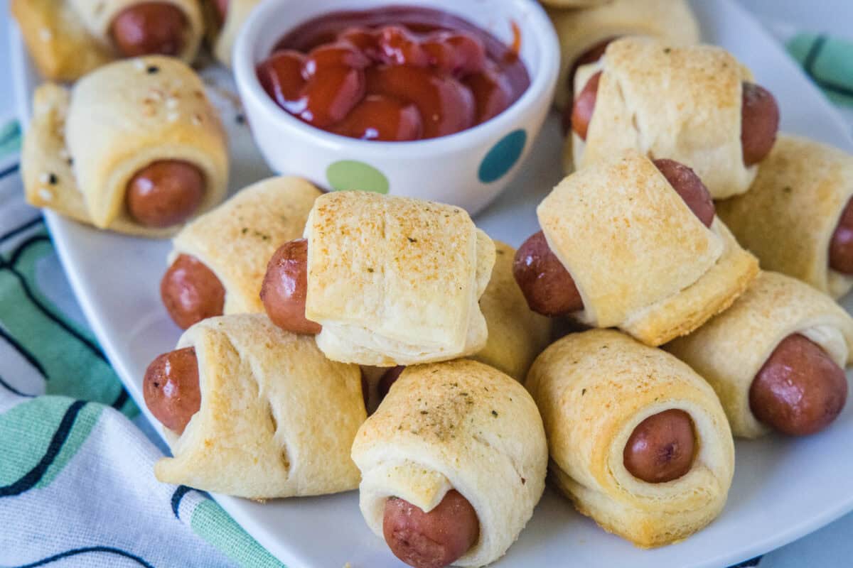 These Mini Pigs in a Blanket are a fun, bite-sized appetizer made with smoky cocktail sausages wrapped in golden, flaky crescent roll dough. Perfect for parties, game day, or snacking!