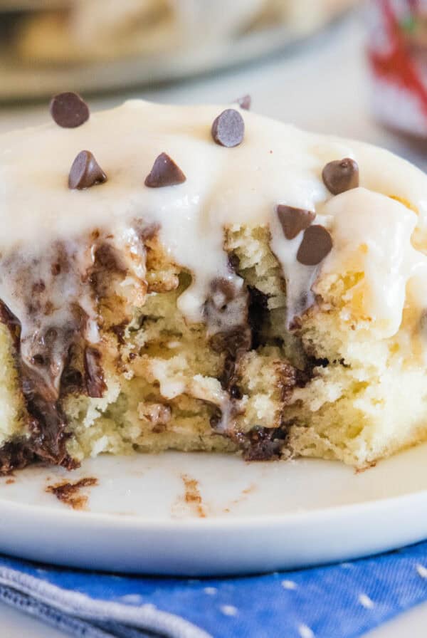 close up nutella cinnamon roll on a plate